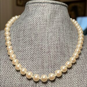 Vintage Napier Signed Classic Pearl Handknotted Gold Clasp Necklace